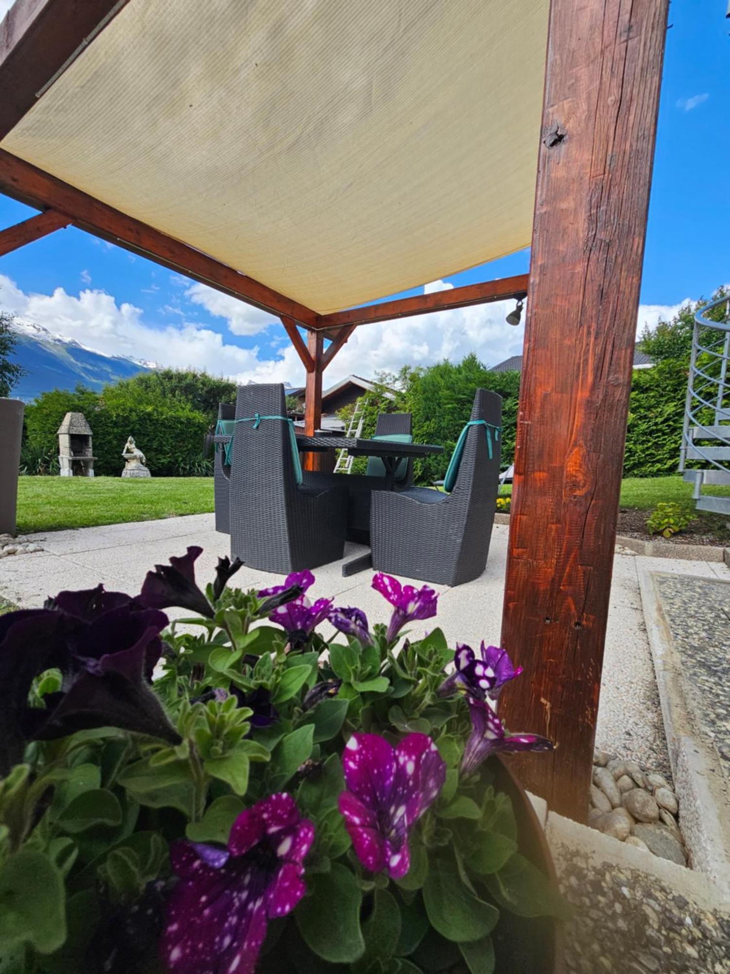 Chez Gigi Bed & Breakfast Нендаз Екстериор снимка